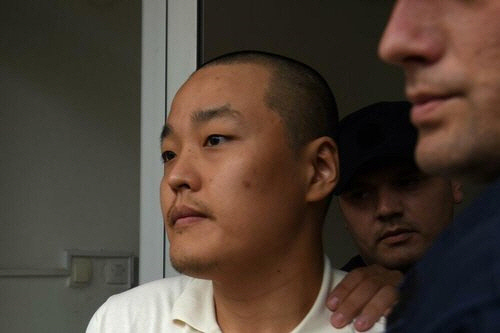 권도형 테라폼랩스 대표가 위조 여권 사건에 대한 재판을 받기 위해 16일(현지시간) 몬테네그로 수도 포드고리차에 있는 포드고리차 지방법원으로 향하고 있다. [포드고리차[몬테네그로]=연합뉴스/몬테네그로 일간지 '비예스티' 제공]